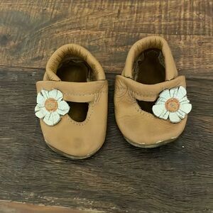 Leather sole walking shoes